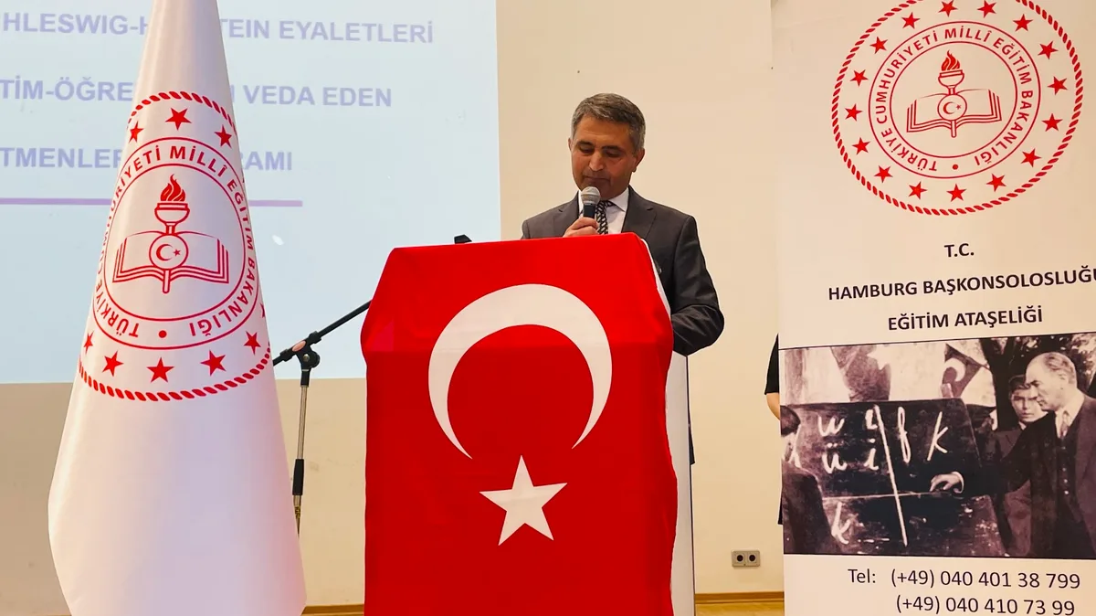 IMG_0295-1050x590 Hamburg'da Eğitim Neferleri Plaketlerle Uğurlandı