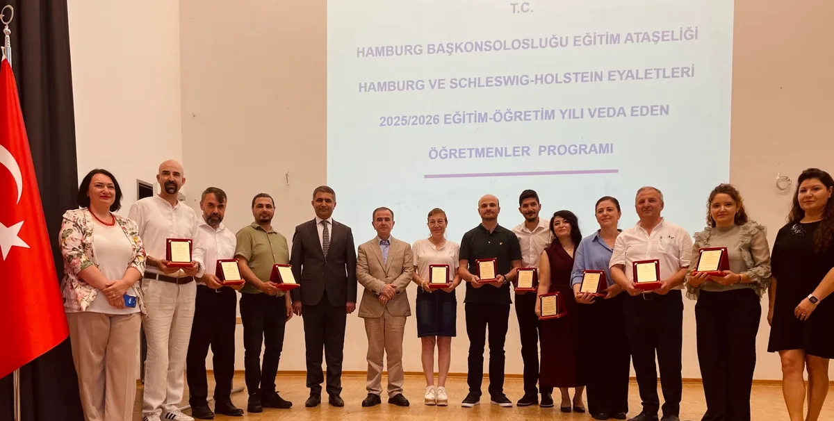 IMG_0331-1050x530 Hamburg'da Eğitim Neferleri Plaketlerle Uğurlandı