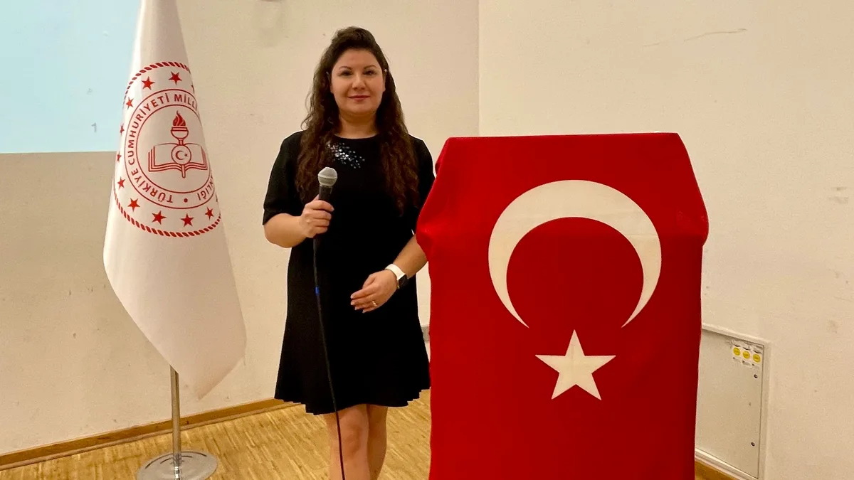 IMG_0345-1050x590 Hamburg'da Eğitim Neferleri Plaketlerle Uğurlandı
